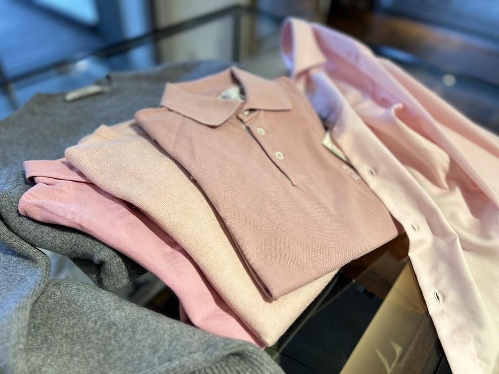 淡いピンクのシャツとニットを重ねたイタリア的レイヤードスタイル