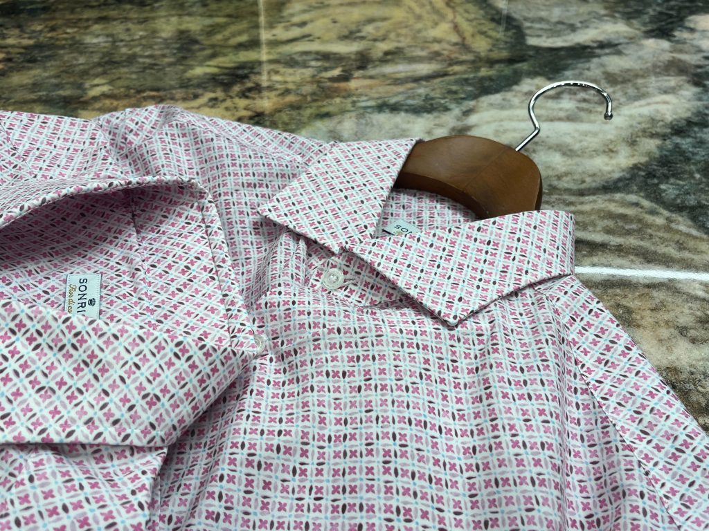 SONRISA ピンク 総柄 ドレスシャツ 小紋柄 コットンシャツ 襟元ディテール