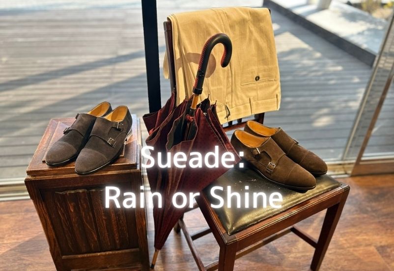 雨の日を想定したスエード靴と傘のディスプレイコーディネート タイトルつき