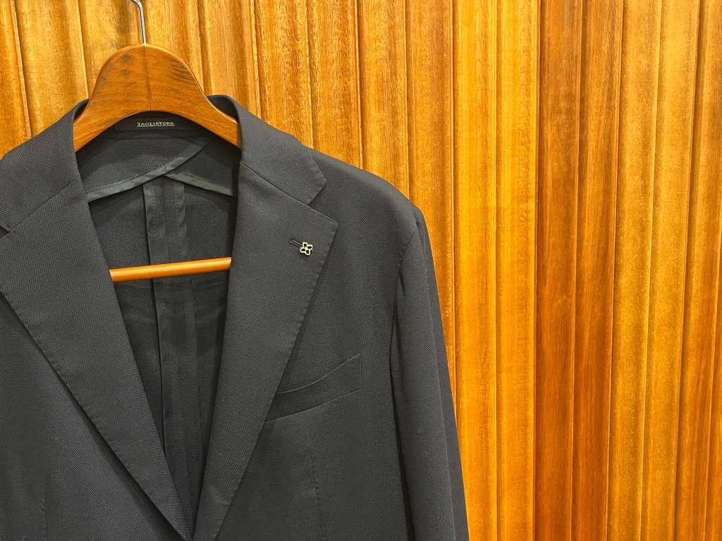 タリアトーレ ネイビー ジャケット イタリア製 木目背景