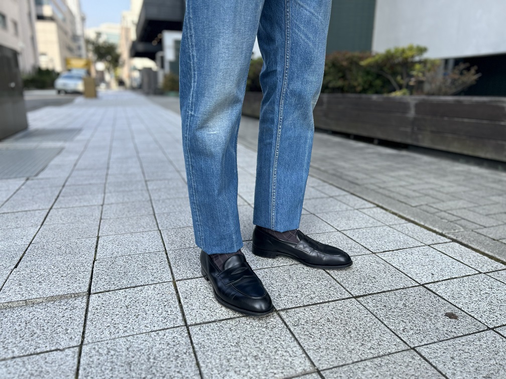 膝抜けを防いだハリのあるデニム。ストンと落ちる縦ラインがポイント