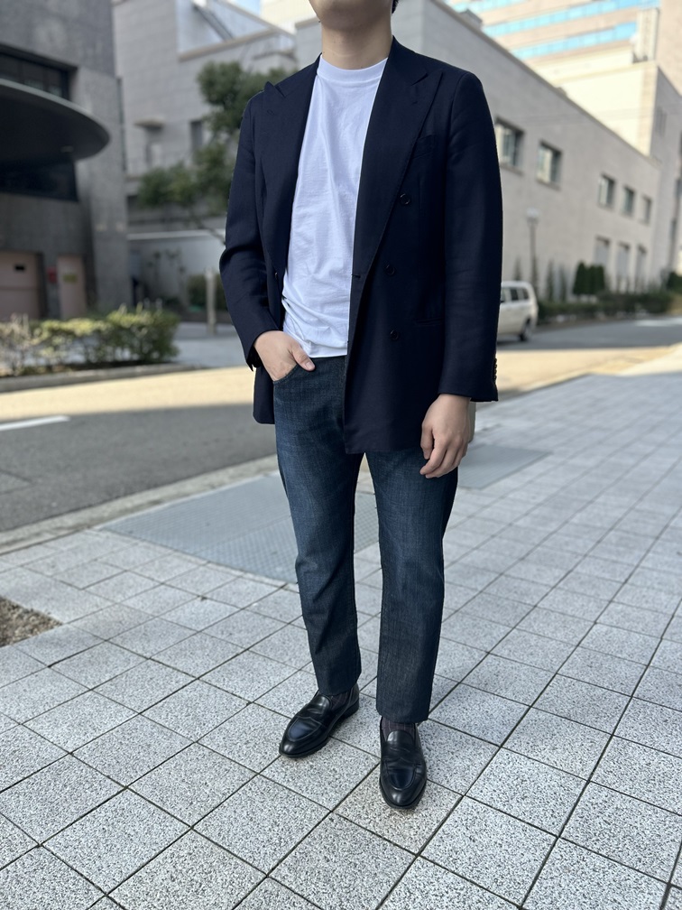 40代のデニムスタイル。ホップサックジャケットと白Tで上品に着こなす