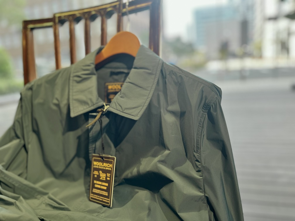 WOOLRICHスプリングコート 襟元ディテール ブルーグリーンカラー