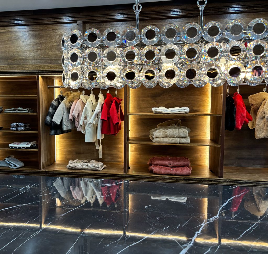 大阪靱公園にある子供服とベビー服のギフト専門店内