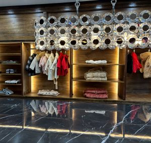 大阪靱公園にある子供服とベビー服のギフト専門店内