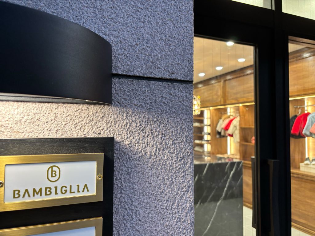 BAMBIGLIA（バンビリア）の看板越しに映る店内