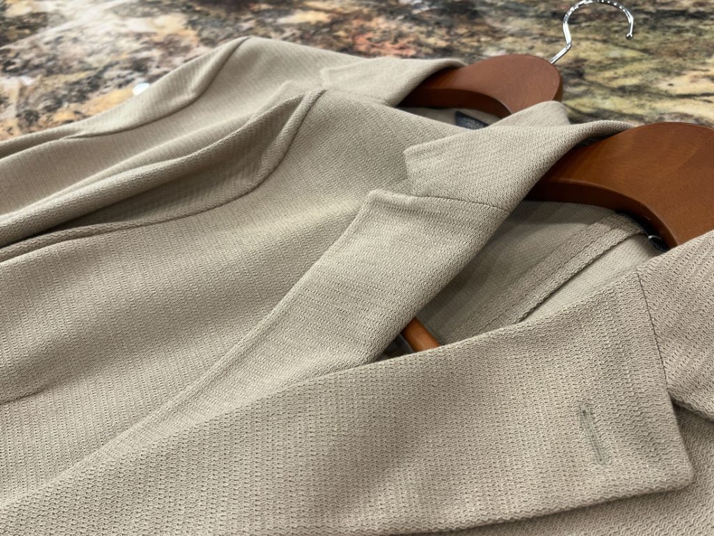 CIRCOLO1901のコットン100%ベージュジャケットの生地アップ
