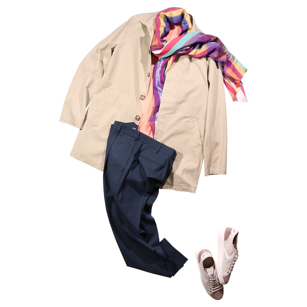 ALPHA STUDIOのベージュコートとETROのカラーストール、FILIPPO DE LAURENTIISのニット、PT TORINOのパンツ、diadora HERITAGEスニーカーを合わせた春のコーディネート