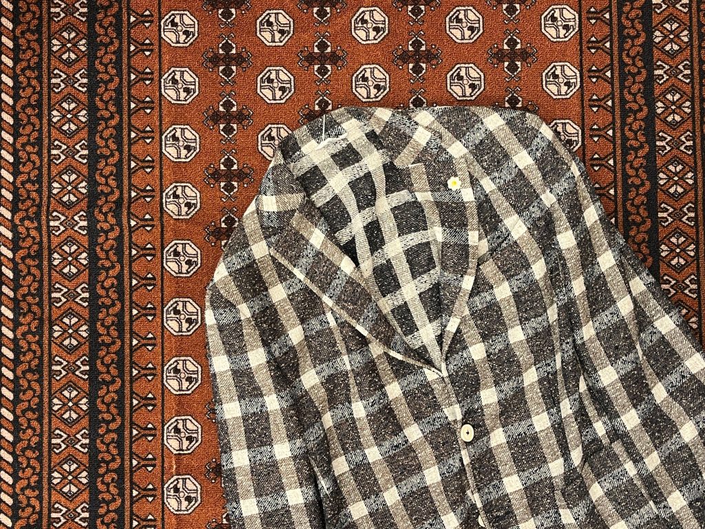 落ち着きと知的な印象を与えるチェック柄ジャケット