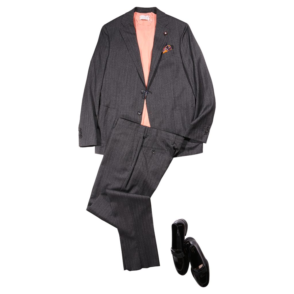 LARDINIのグレースーツにFILIPPO DE LAURENTIISのニットとETROのポケットチーフを合わせた大人のセットアップコーディネート