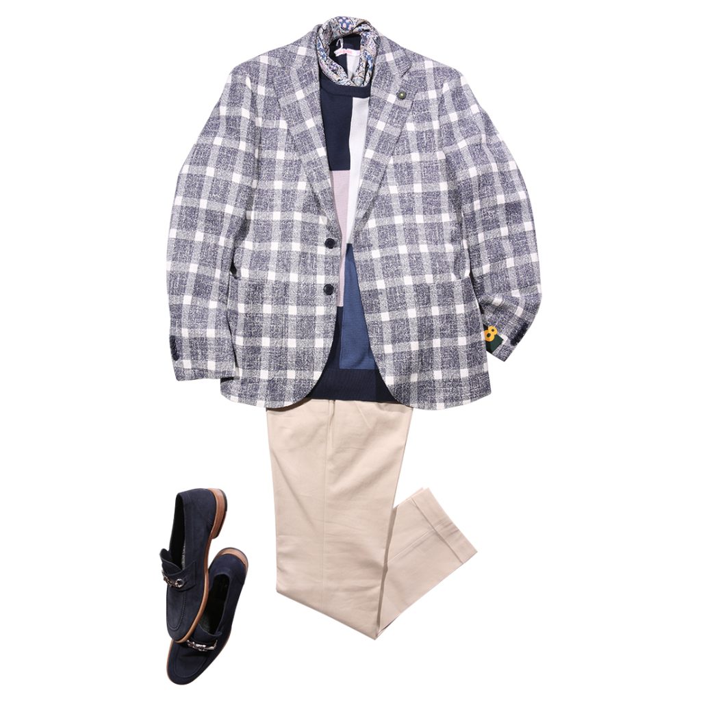 LUBIAMのグレーチェックジャケットにSUN68のコットンニットを合わせ、POGGIANTI 1958のネッカチーフをアクセントに、PT TORINOのベージュパンツとETROのビットローファーでまとめた大人の春コーディネート