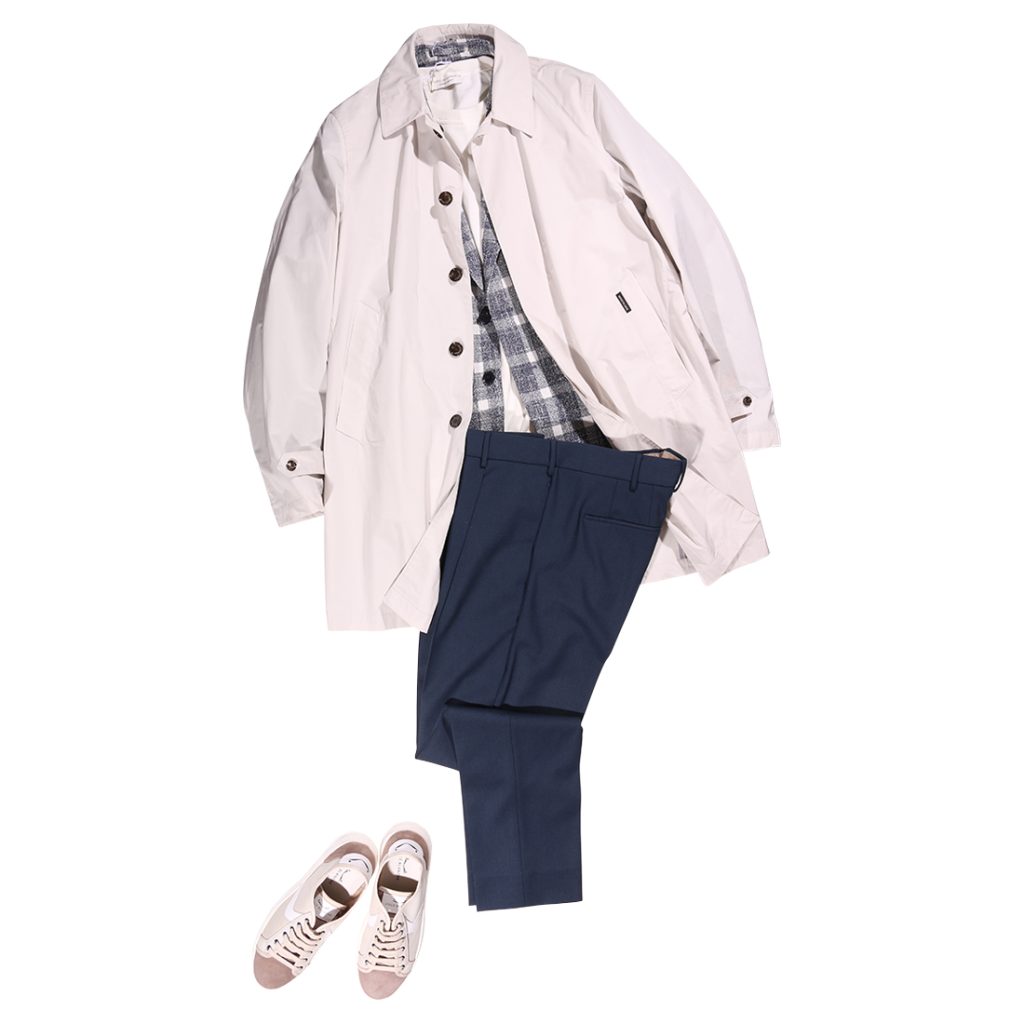 MontecoreのライトベージュコートにLUBIAMのチェックジャケット、FILIPPO DE LAURENTIISのニットT、PT TORINOのネイビーパンツ、VOILE BLANCHEのスニーカーを合わせた春のレイヤードコーディネート