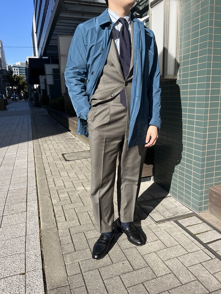 WOOLRICHスプリングコートとグレースーツのビジネスコーデ