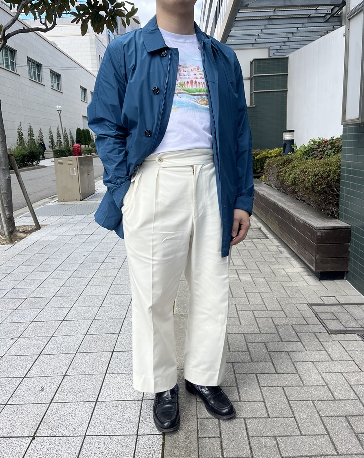 ウールリッチスプリングコートと白スラックスのスタイリング