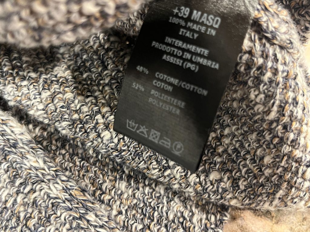 ブランドタグと素材感のディテール