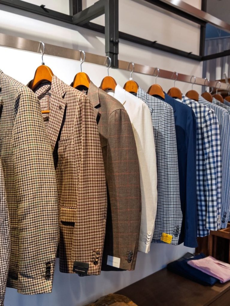 様々なイタリアブランドのジャケットがディスプレイされた写真