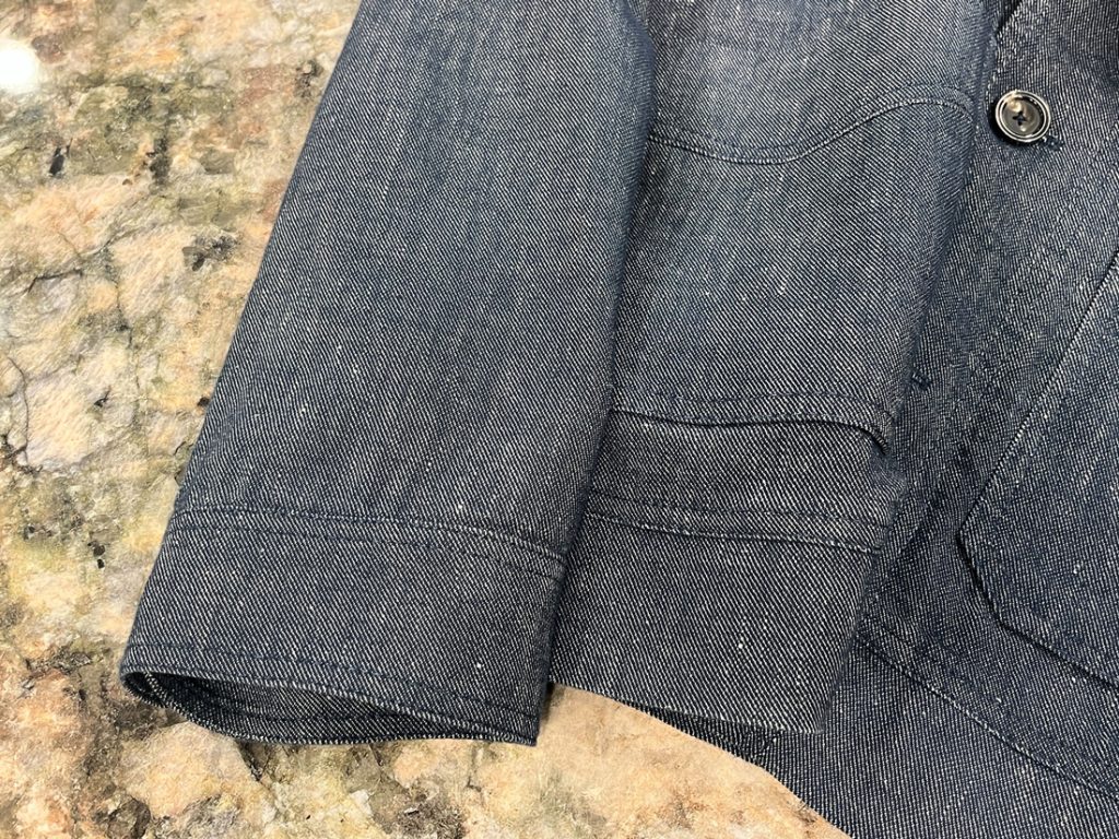 袖ディテールが分かるリネンブルゾン