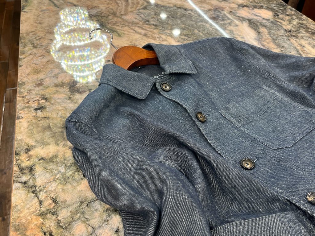 軽やかな素材感のブルゾン全体