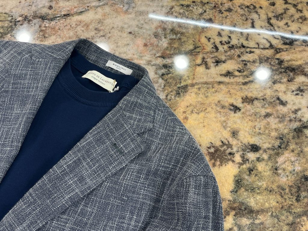 グレージャケットとネイビーニットの上品なジャケパンコーディネート 大人の落ち着きあるスタイル