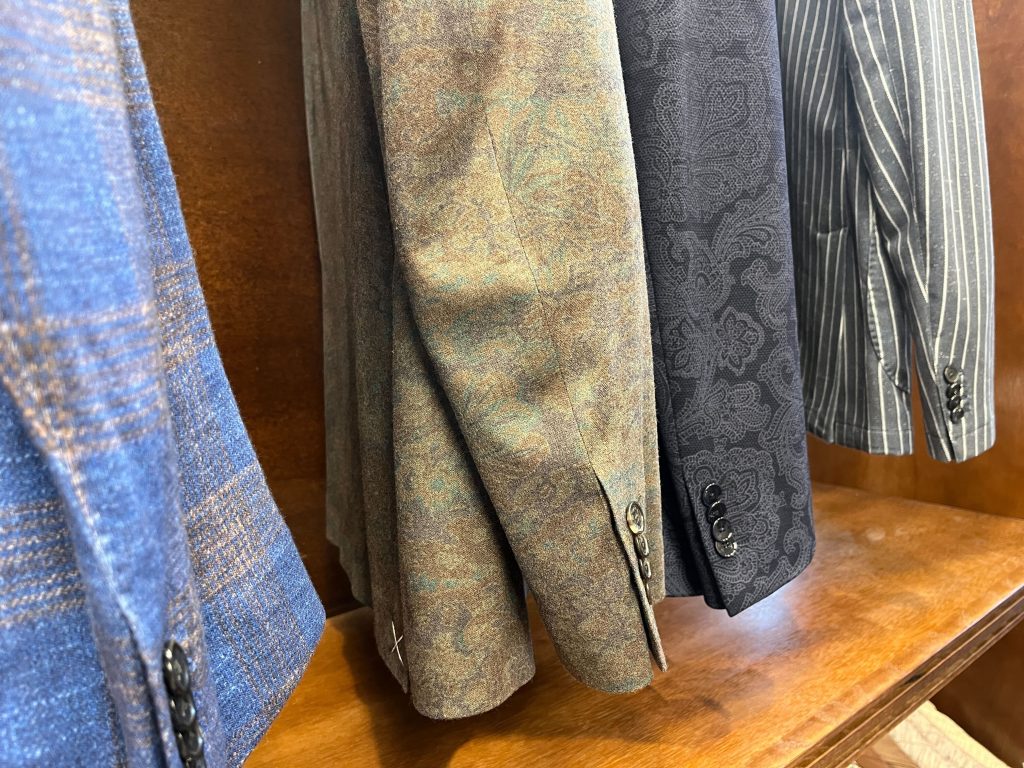 柄物ジャケットの袖口クローズアップ写真