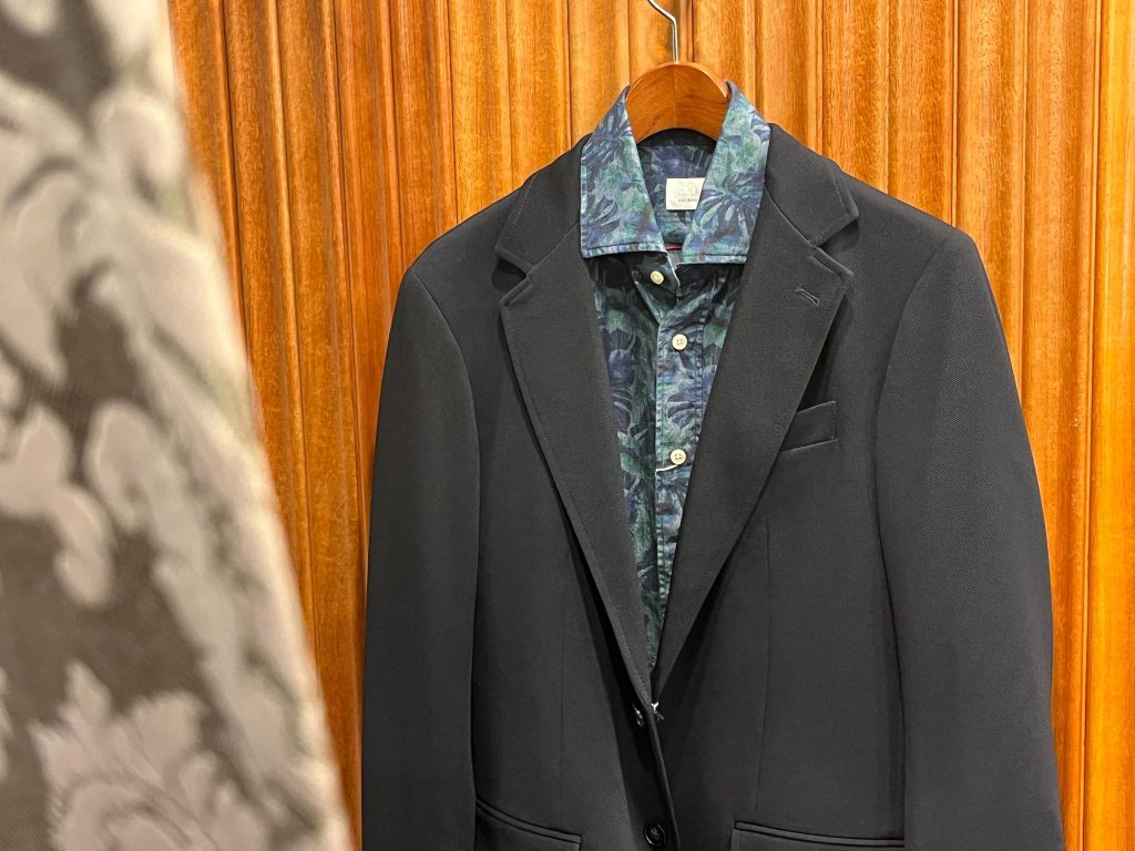 間寛平 着用ジャケットスタイル ダークジャケットに柄シャツを合わせた上品で柔らかい大人コーデ