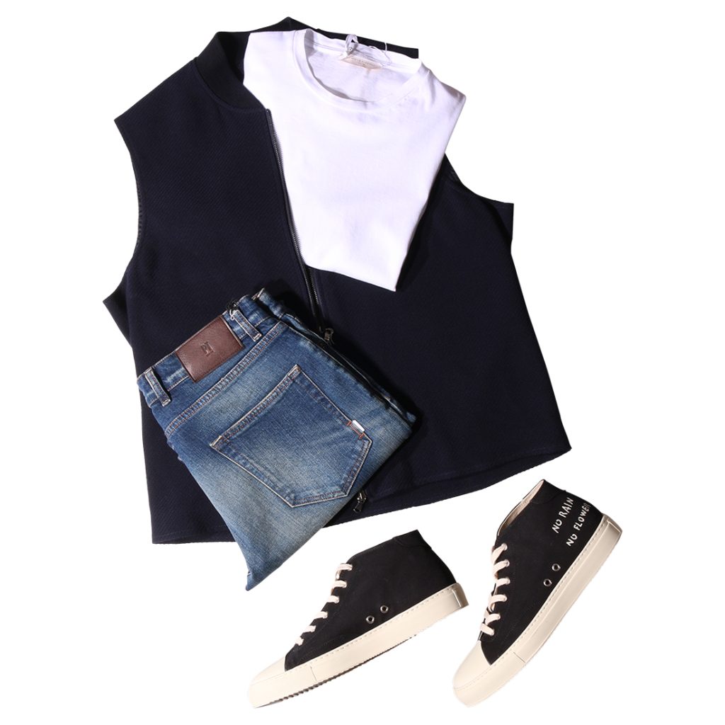 ジップアップベストとロンT、ジーンズ、スニーカーのレイヤードスタイル