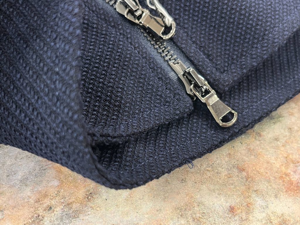 編み地とジップの質感ディテール