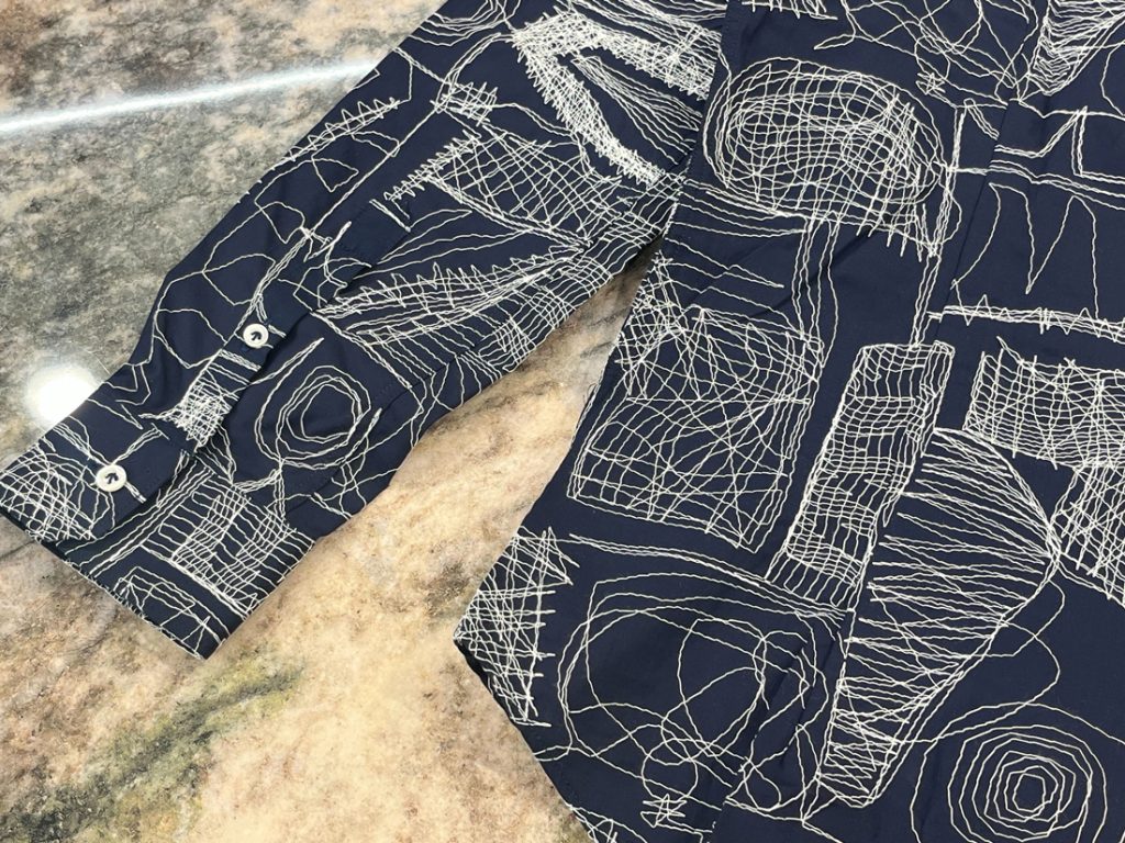 袖部分の刺繍デザインと生地感