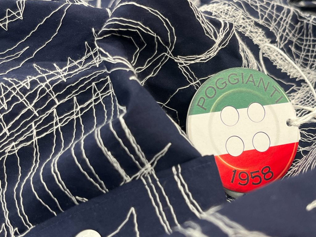 刺繍とブランドタグのディテール