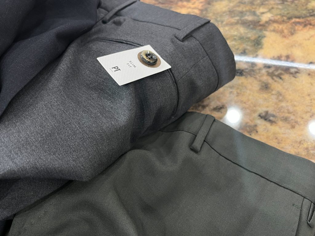 軽量ウール素材のPT TORINOパンツ生地感