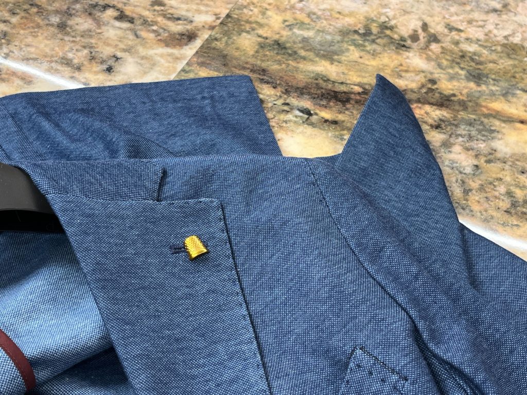 ラトーレ ジャケット ブルーの上質な生地感とラペルディテールが特徴のイタリアブランドジャケット