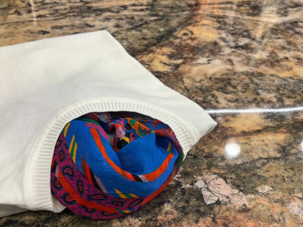 村上ショージ 着用ドット柄ニットとカラーネッカチーフのコーディネート アクセントの効いた大人の遊びスタイル