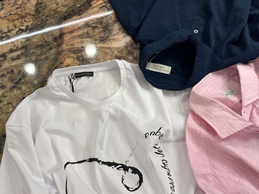 上原浩治さんのカジュアルなジャケパンスタイルのためにご用意した、シャツ、ポロシャツ、Tシャツの置き写真