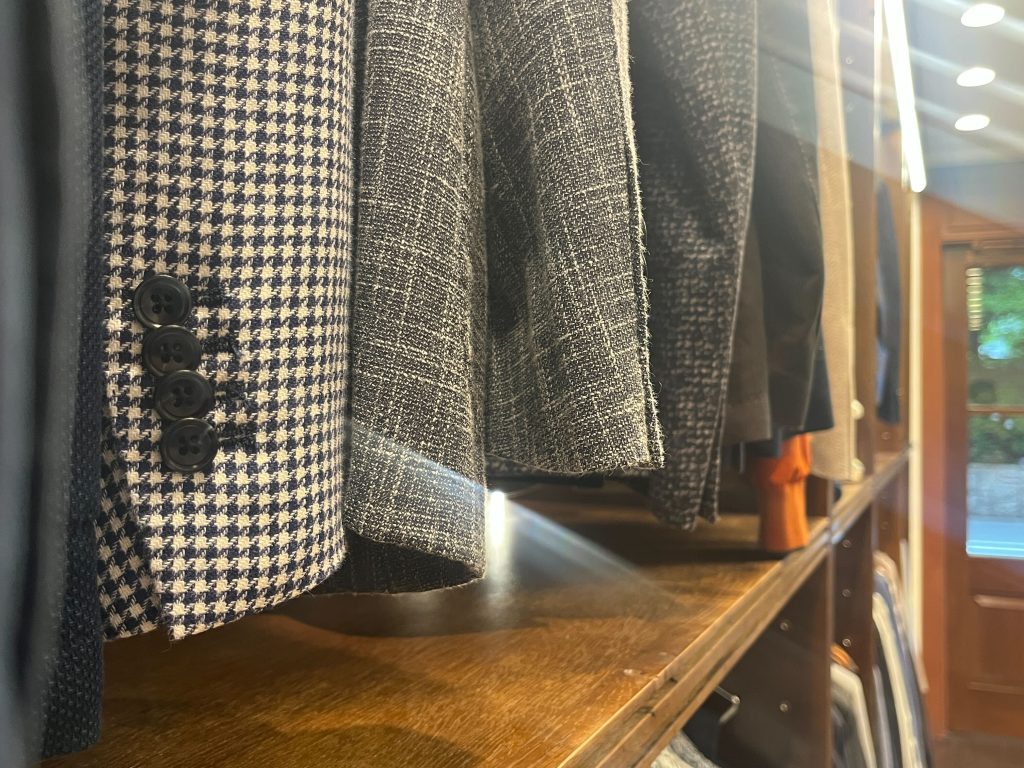 ジャケットの袖口をクローズアップした店頭ディスプレイ写真