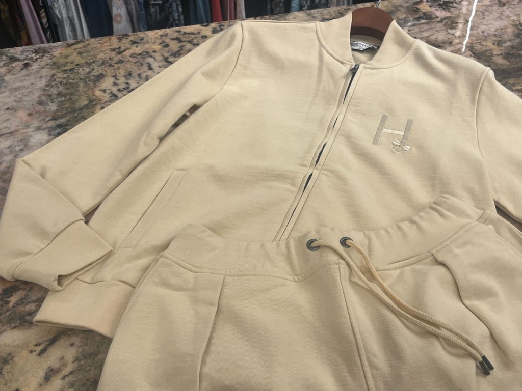 HERITAGEのベージュセットアップショーツとジップアップブルゾンを組み合わせた春夏スタイル