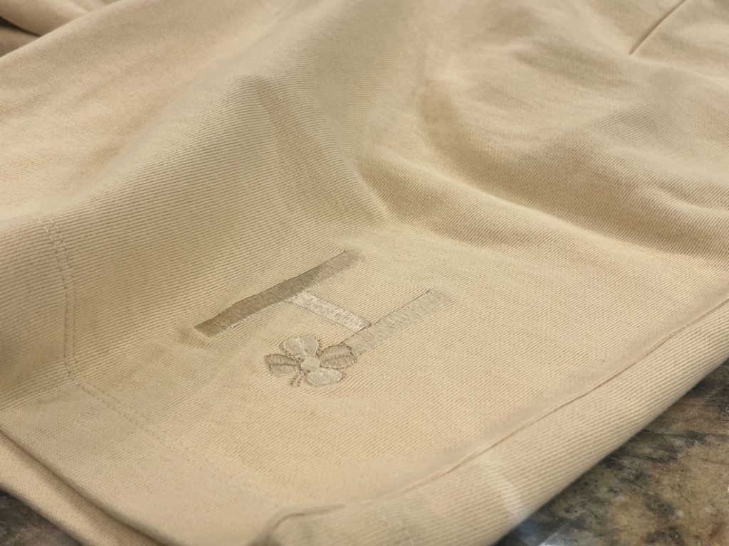 HERITAGEのロゴ刺繍が映えるベージュカラーのコットンショーツディテール