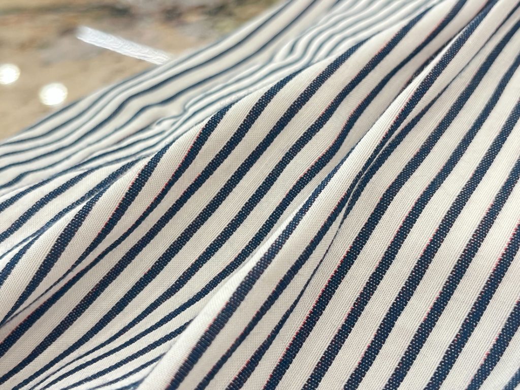 PRIMO EMPORIOのコットン100％ストライプ生地をクローズアップした爽やかな春夏パンツの素材感