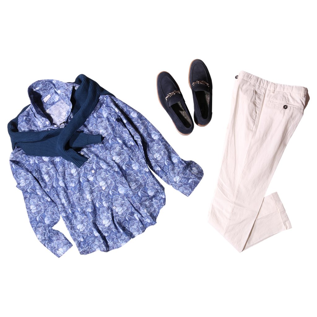 SONRISAのブルー花柄シャツにFILIPPO DE LAURENTIISの肩掛けニットとホワイトパンツを合わせた春夏コーデ