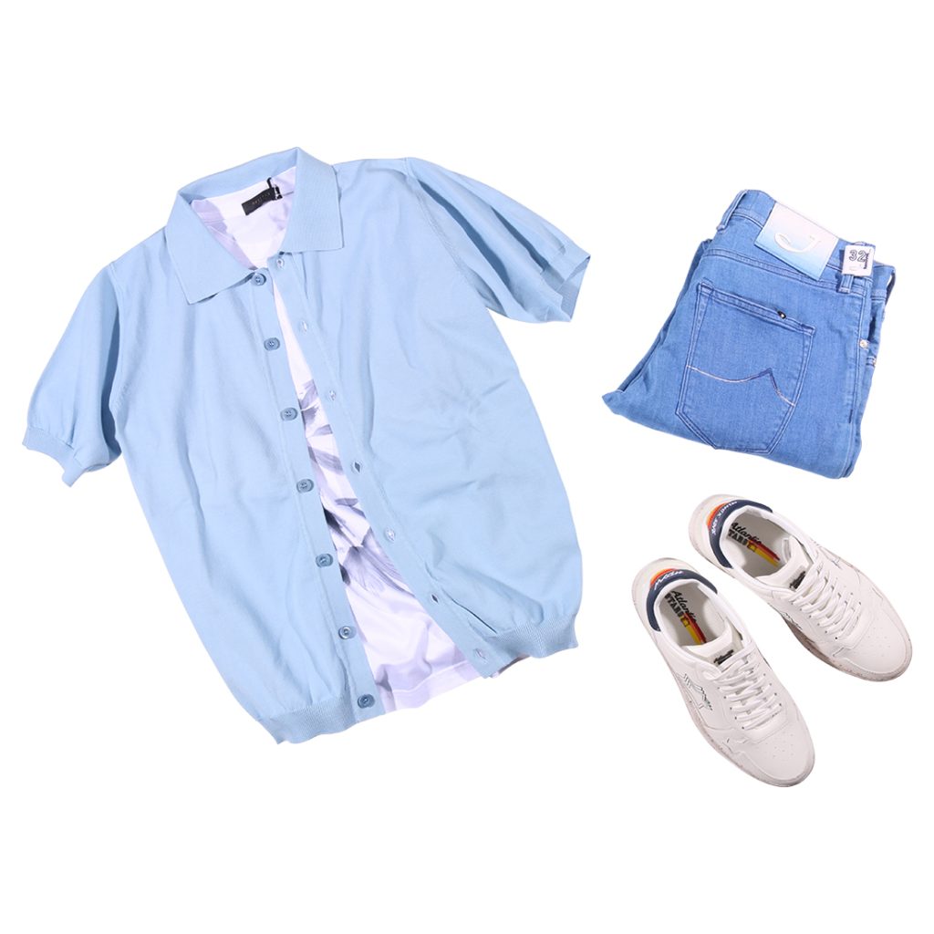 WOOL&COのサックスブルーニットシャツにJACOB COHENのライトブルーデニムとAtlantic STARSの白スニーカーを合わせた爽やかな大人の春夏コーデ